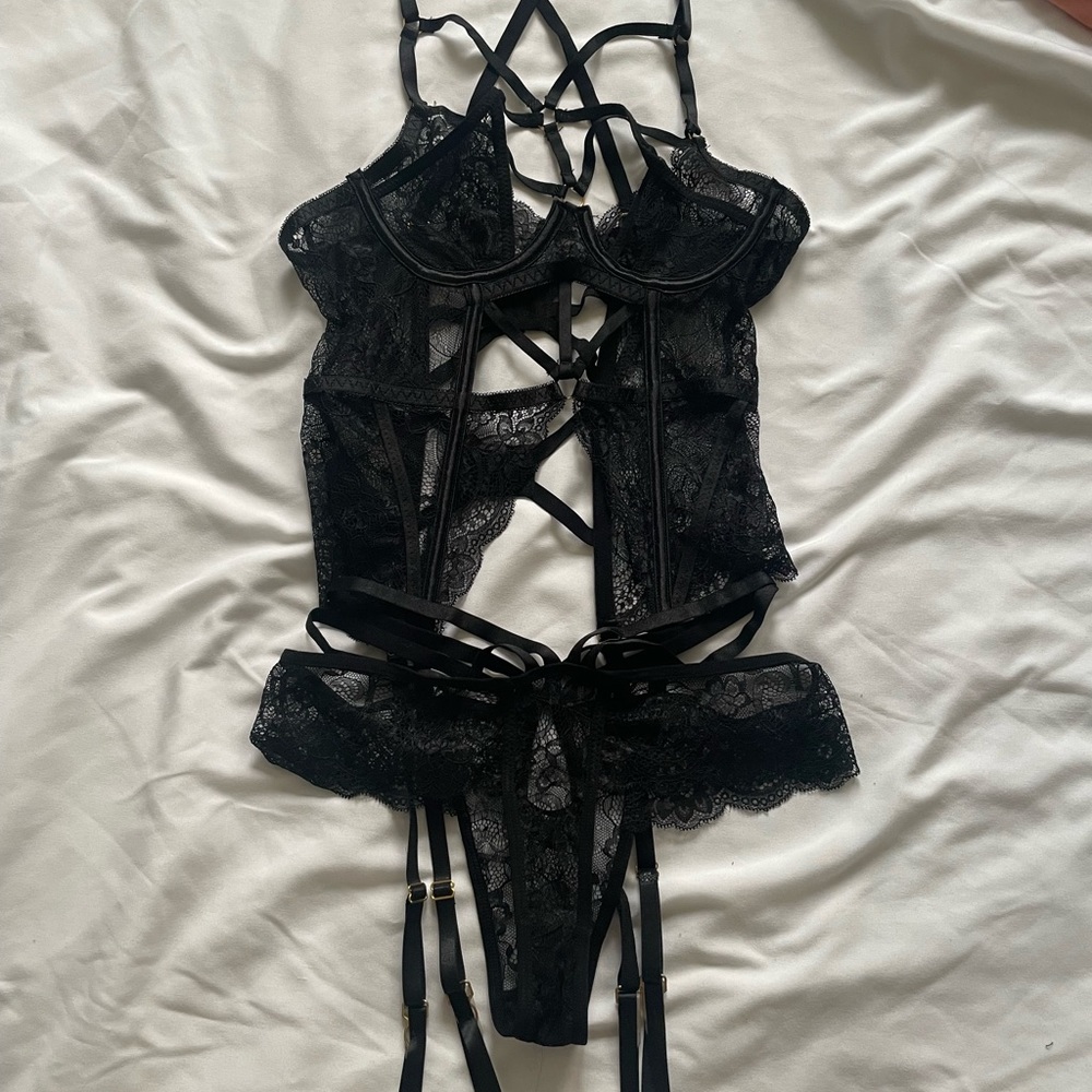 SOLD ON MERC Black Lace Corset + Thong Set - Picture 6 of 7